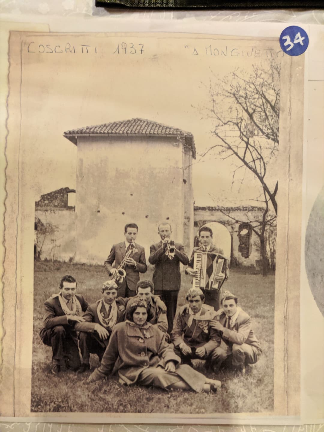 Foto storica di gruppo nel parco di Mongivetto