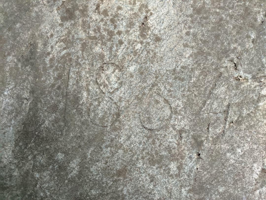 Incisione lapidea con data 1834 a Mongivetto